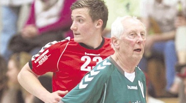 Un alemán juega un partido de balonmano con 81 años de edad